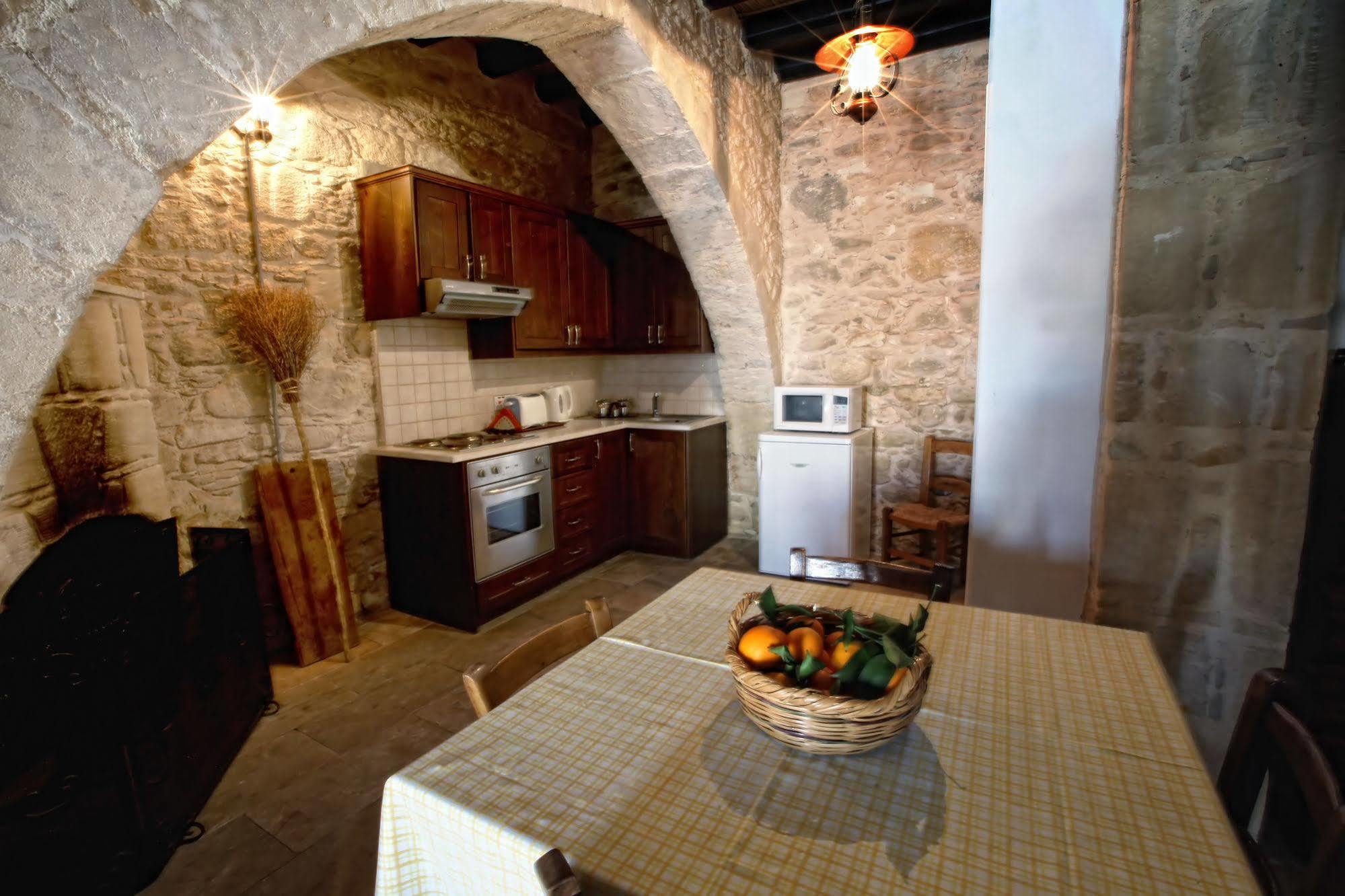Leonidas Village Houses Goudhi Экстерьер фото